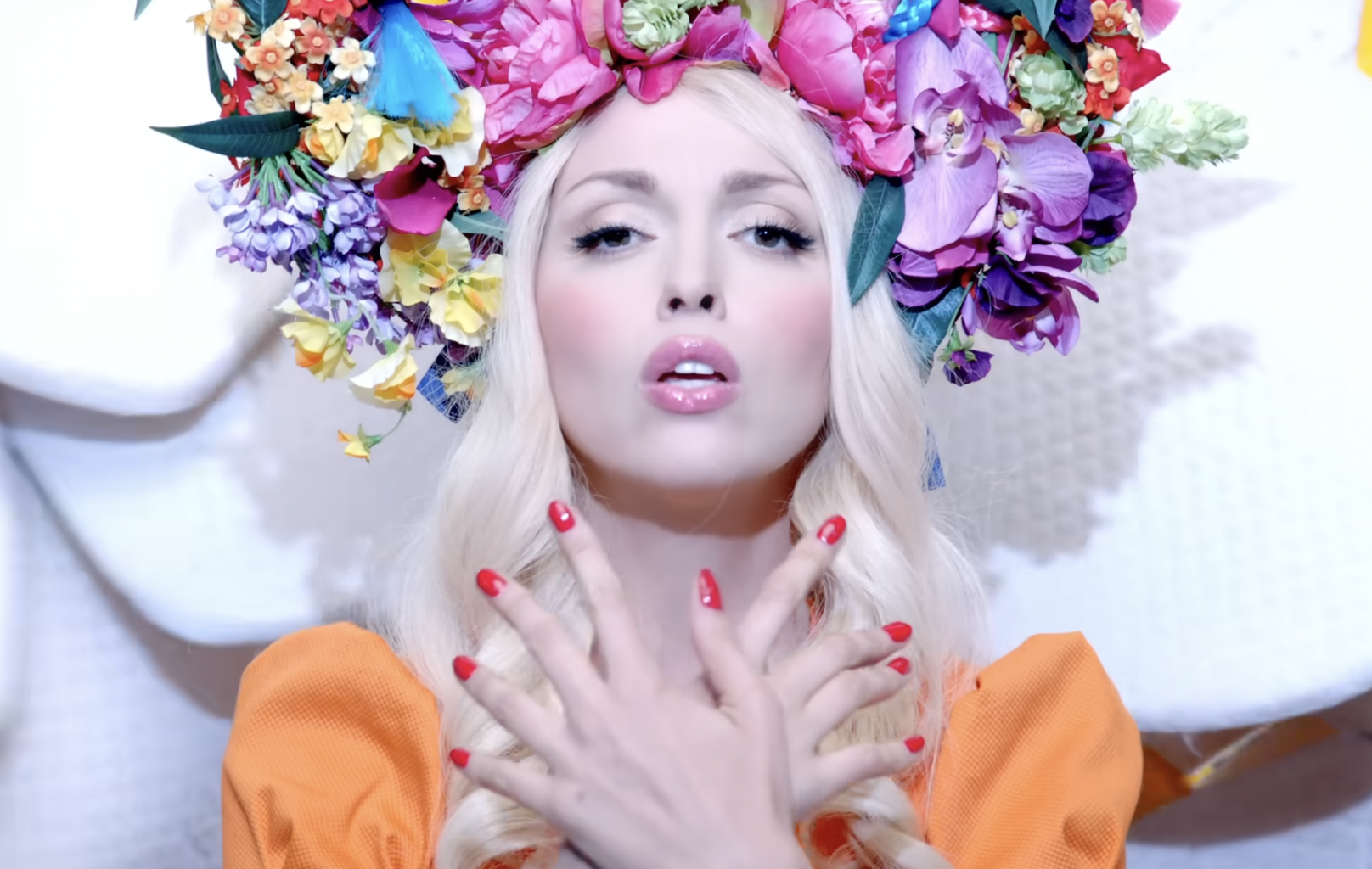 Трансформация Оли Поляковой: от "шлепок" до главной поп-дивы страны